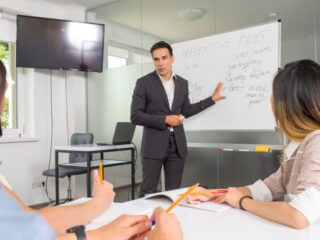 【2023年版】英会話講師のアルバイトとは？仕事内容から注意点まで詳しく解説